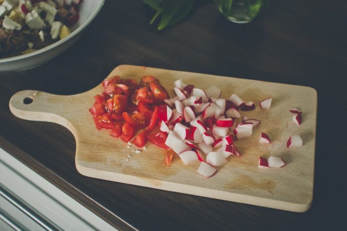 Krájanie redkvičky a paradajok